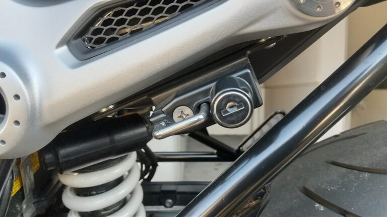 まるで純正！ キジマ製ヘルメットロック インプレッション BMW RnineT用 | MOTO-KEN